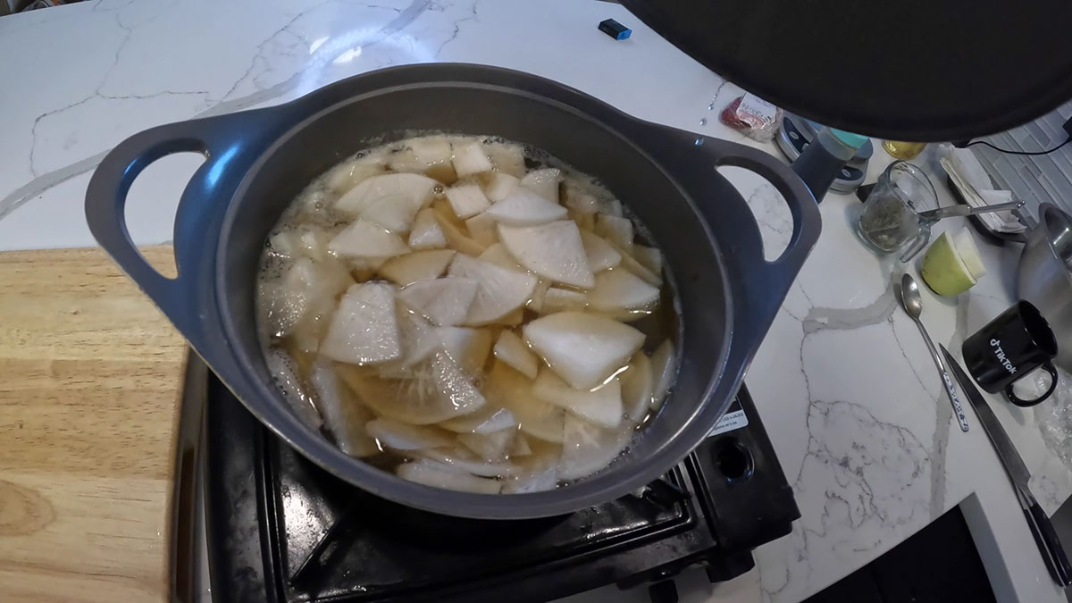 Boiling Korean radish 