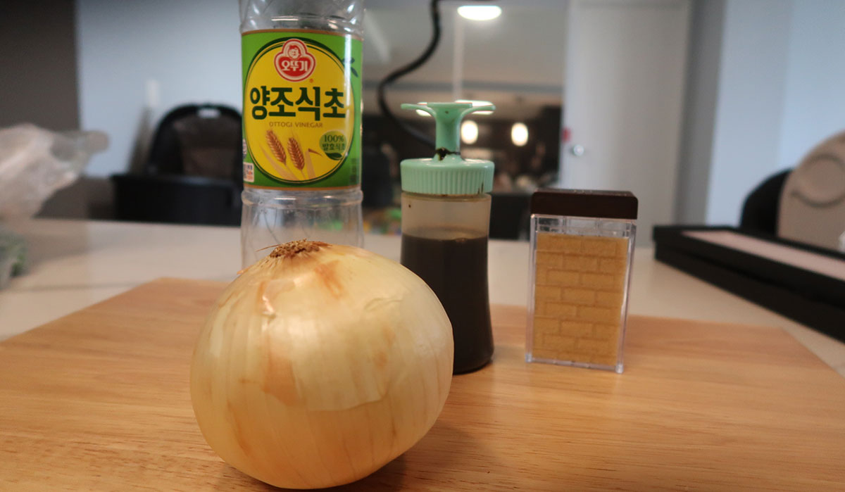 These are the ingredients of pickled onions: vinegar, soy sauce, and sugar 