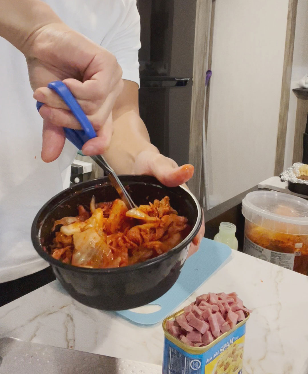Cutting kimchi to small bite-size pieces 
