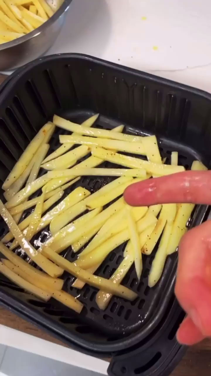 French fries in an air fryer 