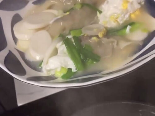 https://chefchrischo.com/wp-content/uploads/2022/10/korean_dumpling_soup_manduguk-1-500x375.jpg