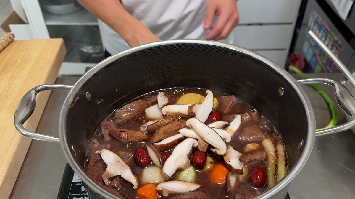 Adding carrots, jujubee, mushrooms, and chestnuts with the boiling galbi jjim 