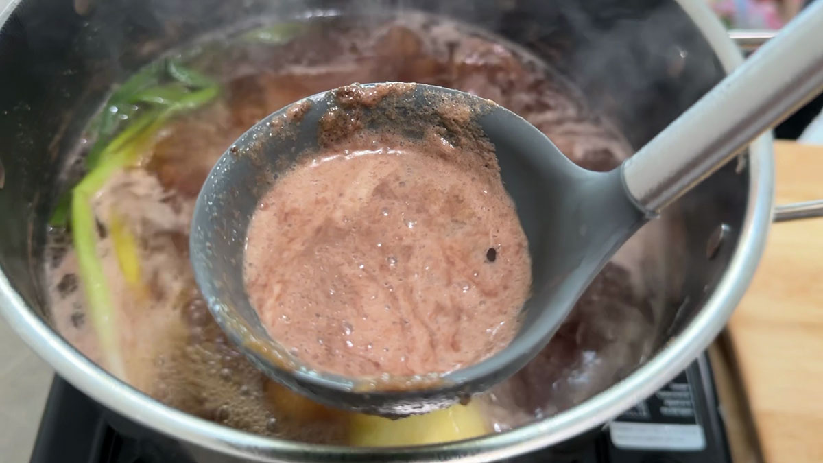 Removing scum or impurities from boiling galbi jjim 