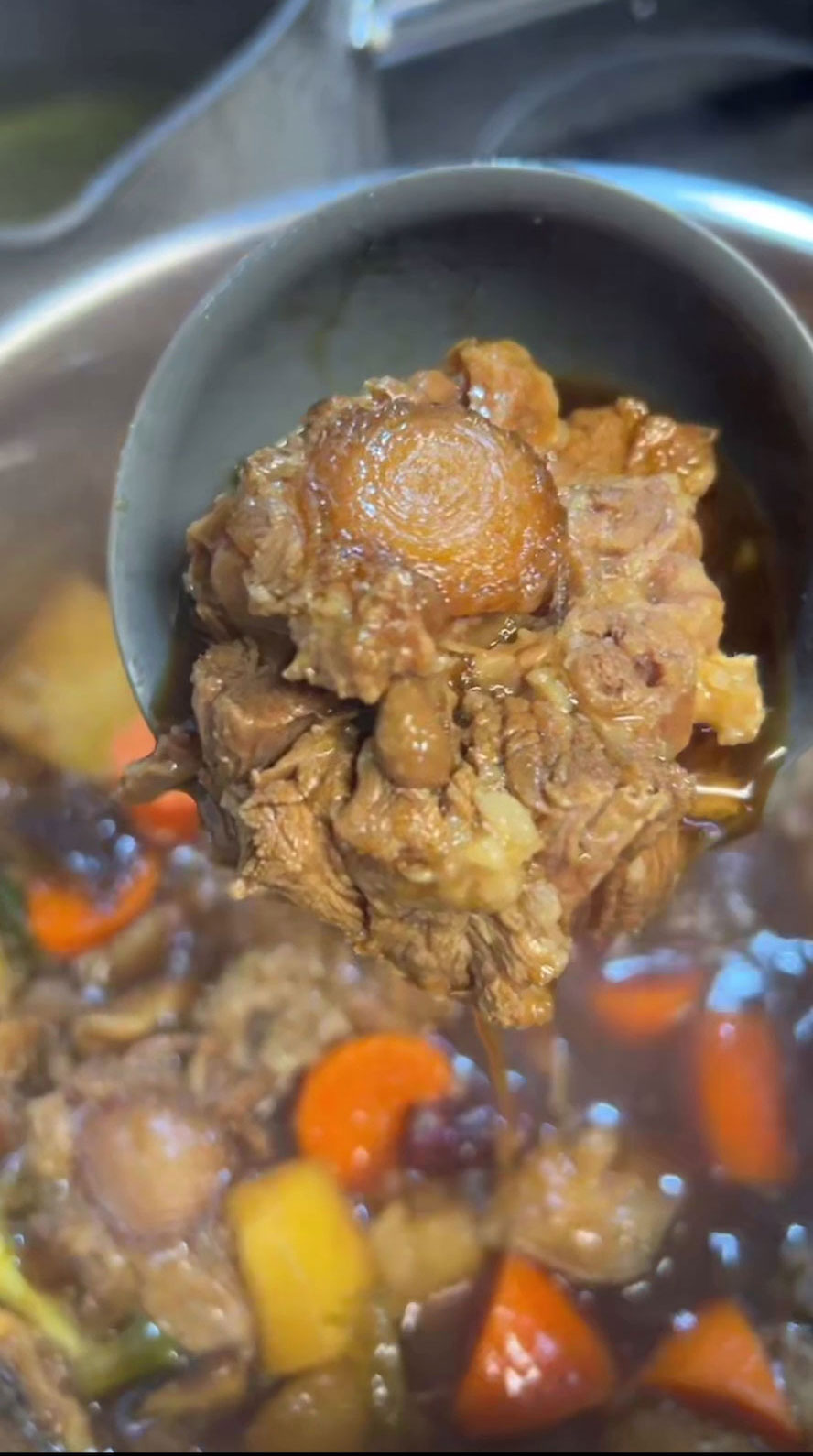 Oxtail braised in soy sauce 