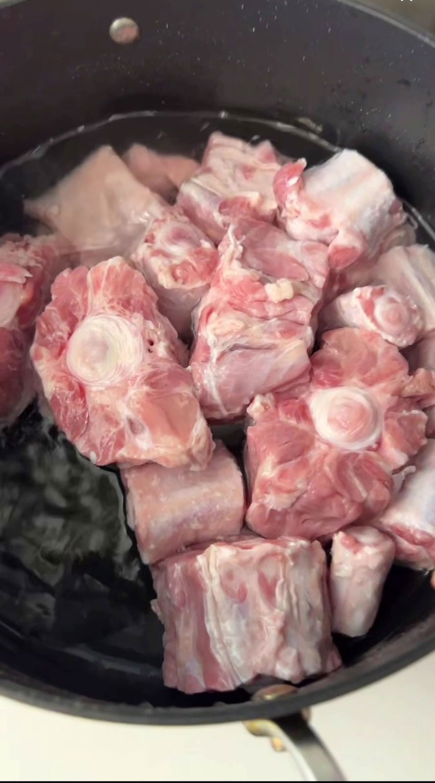 Soaking oxtails in water to remove the impurities 