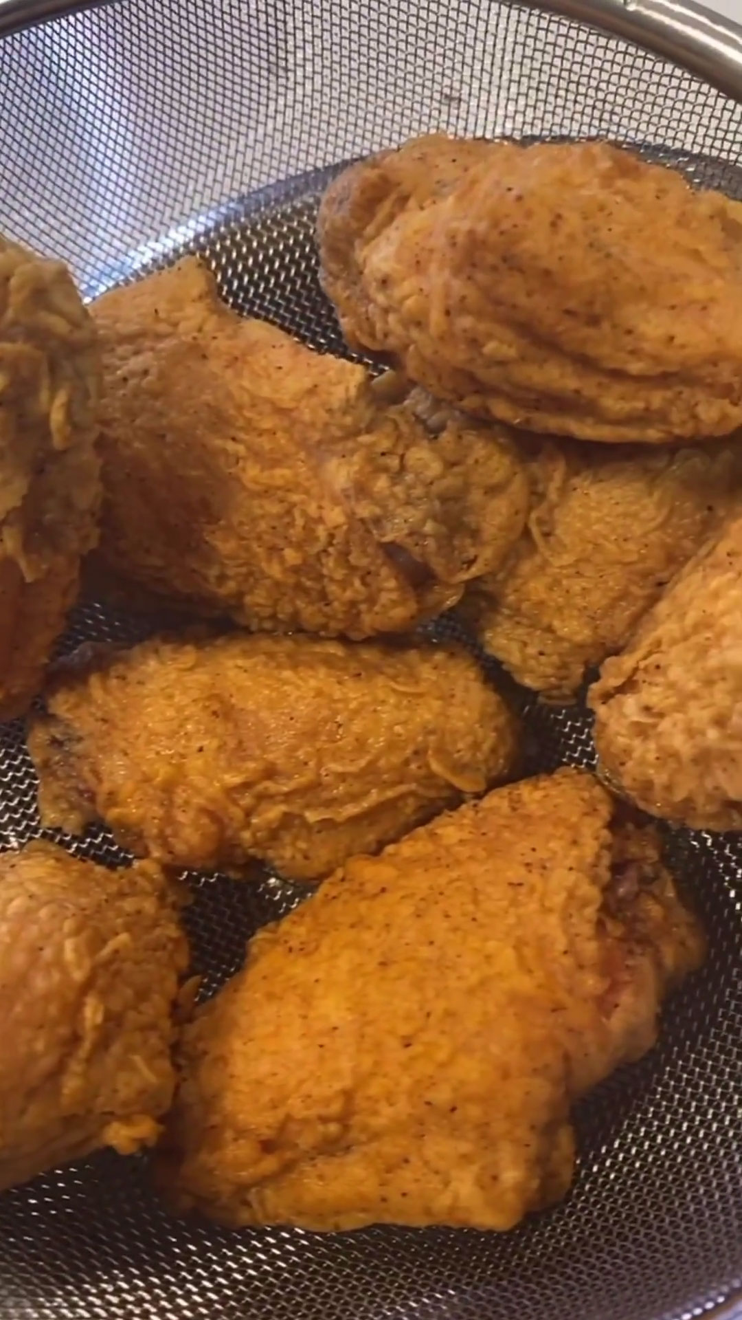 Crispy fried chicken wings 