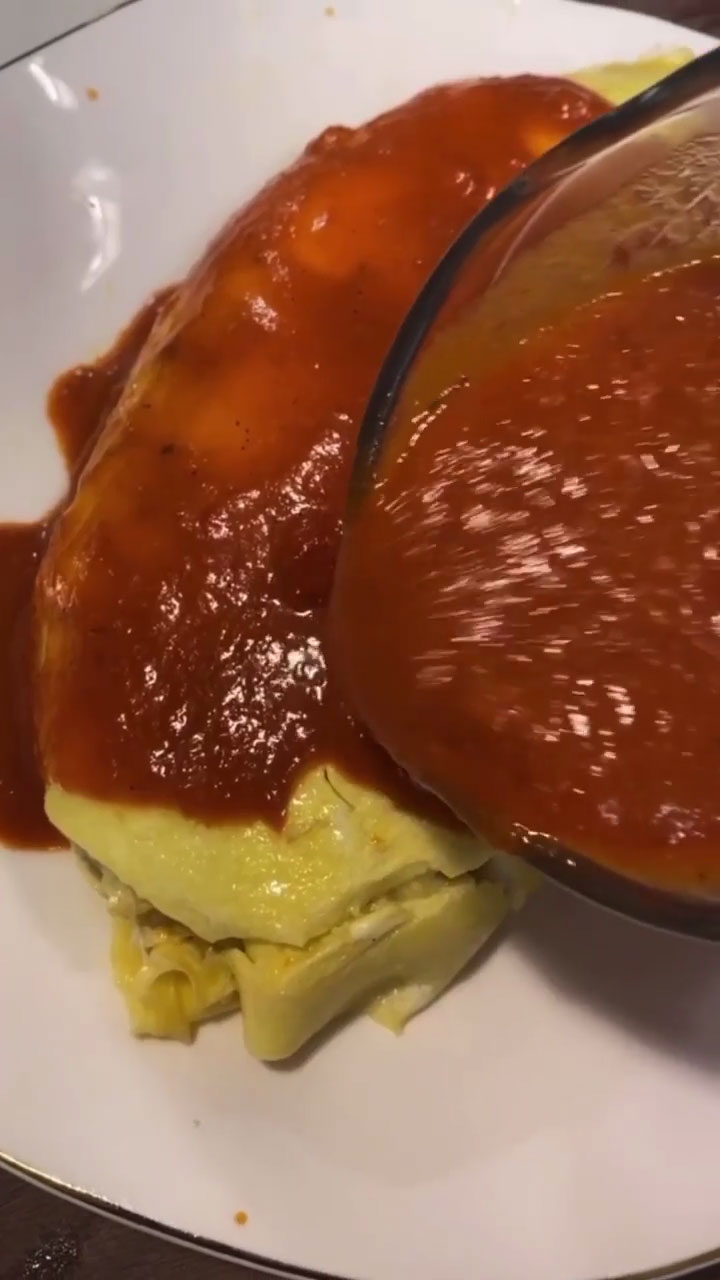 Pouring sauce to omurice 