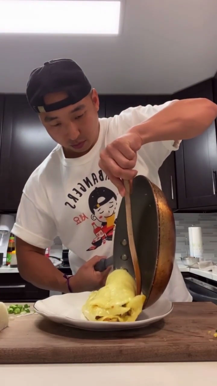 Chef Chris Cho making omurice