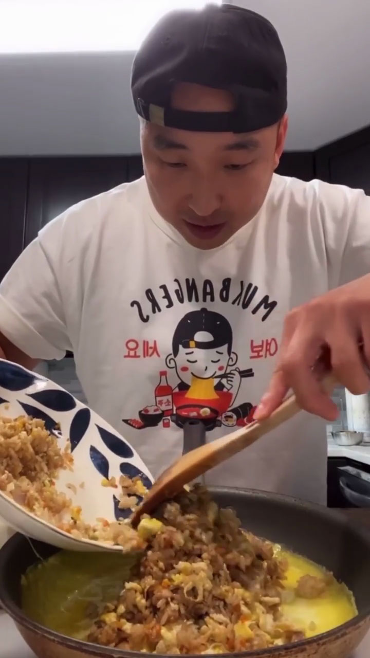 Chef Chris Cho making omurice