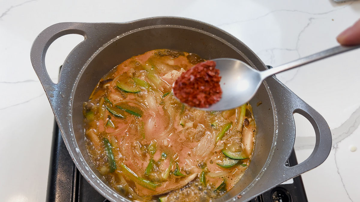 Putting pepper flakes in pepper paste soup 
