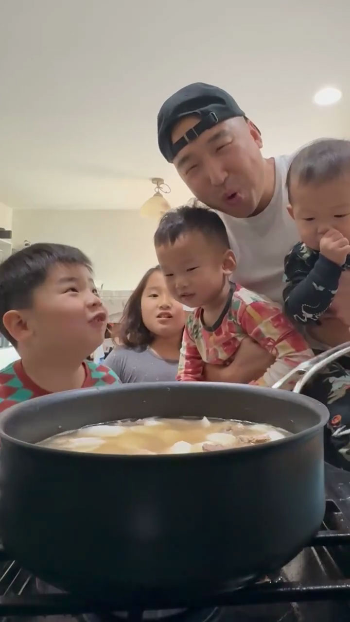 Chef Chris Cho and kids making rice cake soup 