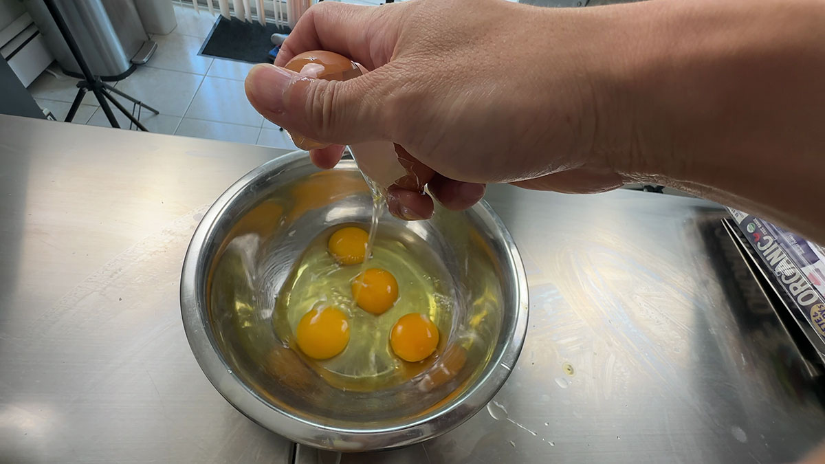 Cracking eggs with one hand