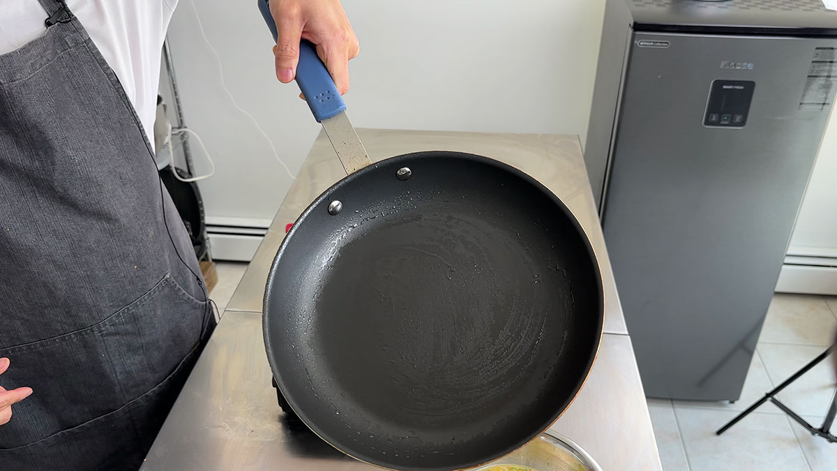 Oil the non-stick pan