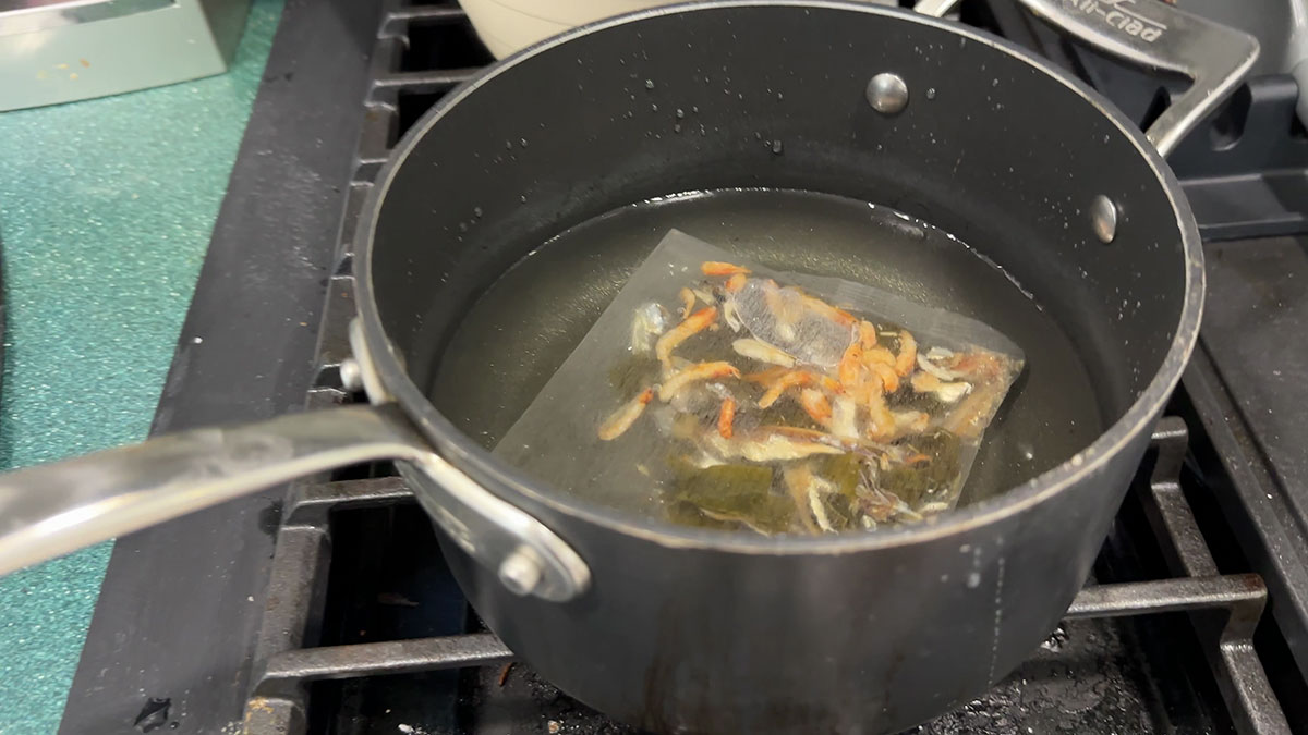 Boiling dashi packet to make seafood stock 