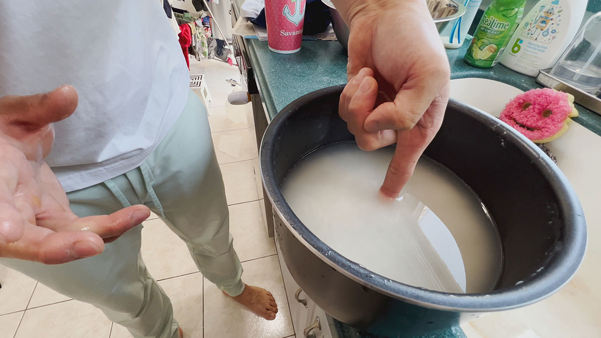 The Index Finger Method in measuring water for rice