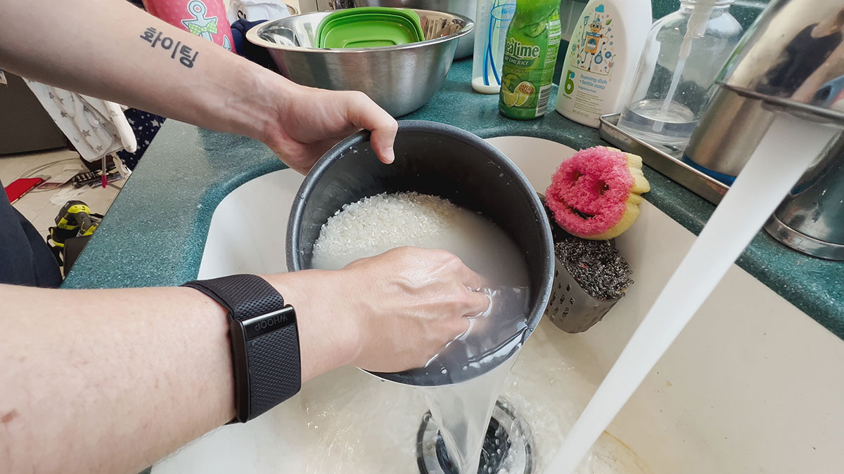 Washing the rice