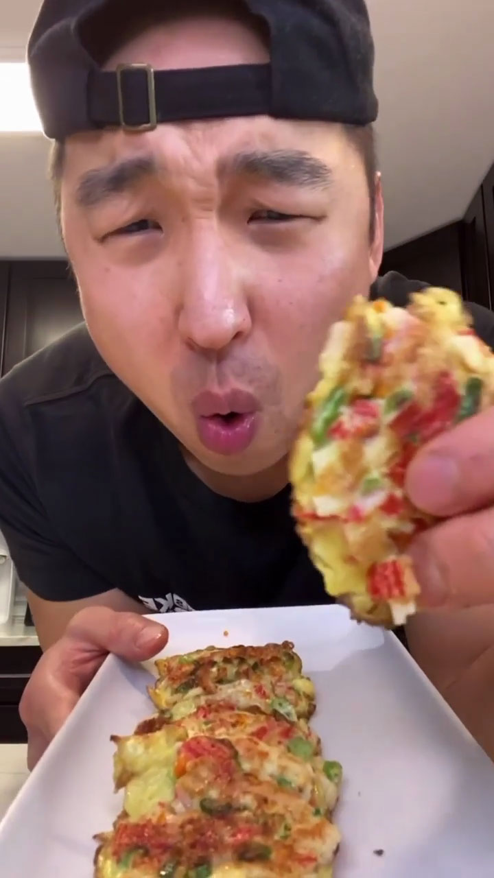 Chef Chris Cho making Korean crabcake 