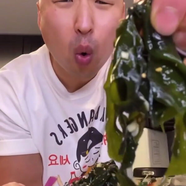 Sweet & Sour Seaweed Salad (Miyeok Muchim)