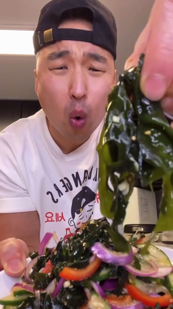 Chef Chris Cho making sweet and sour seaweed salad 