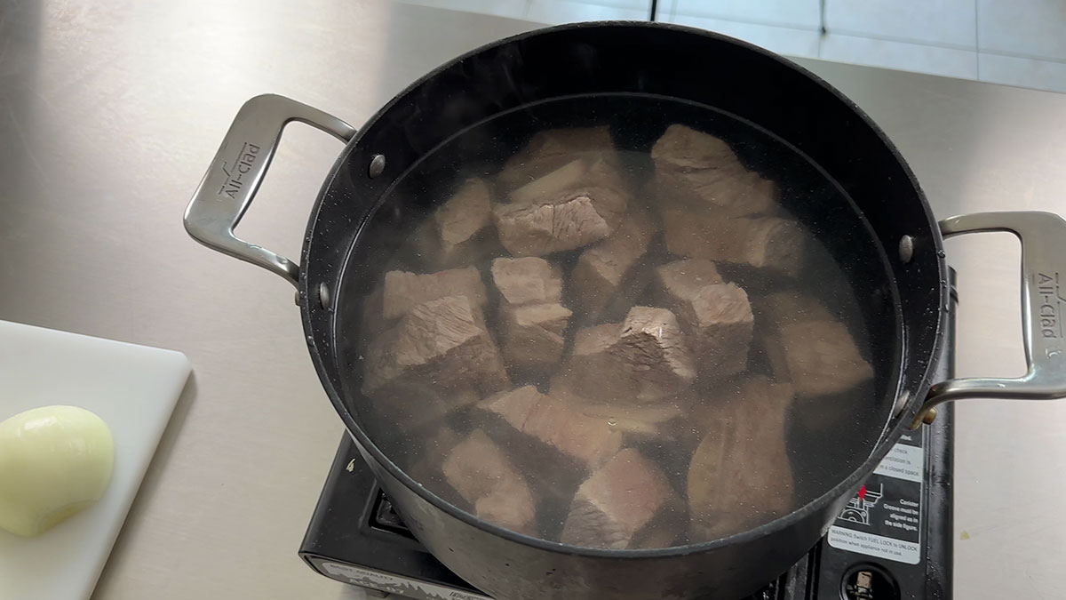 Clean water after parboiling short ribs 