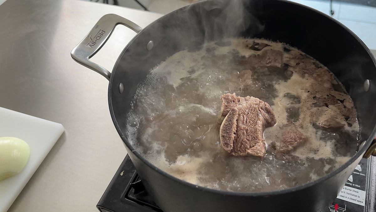 Parboiling short ribs 