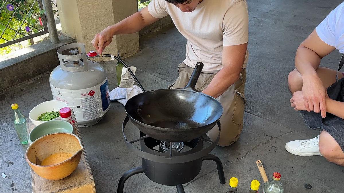 Pre-seaoning the wok