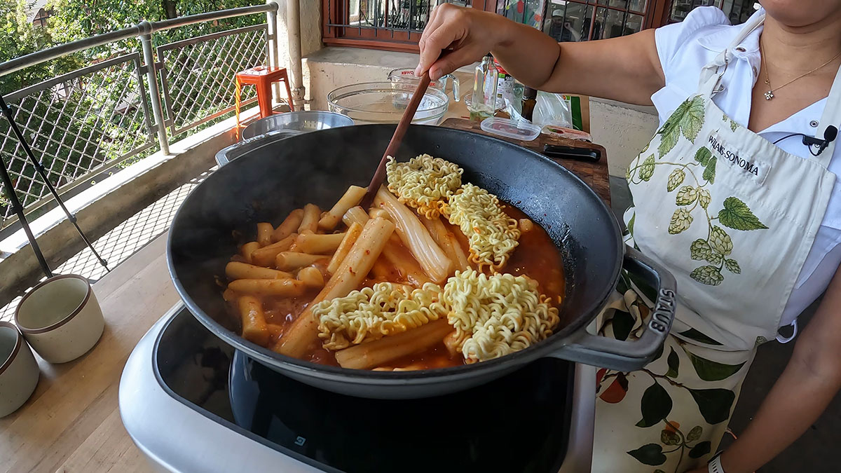 Adding the ramen noodles into the tteokbokki