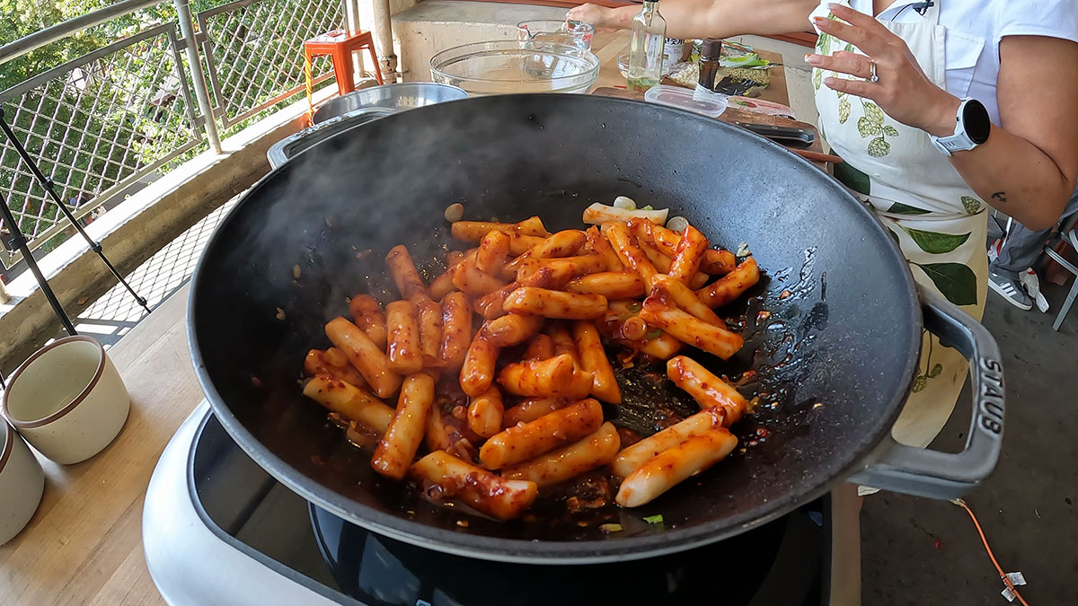 Sauteing the rice cakes in the sauce base 