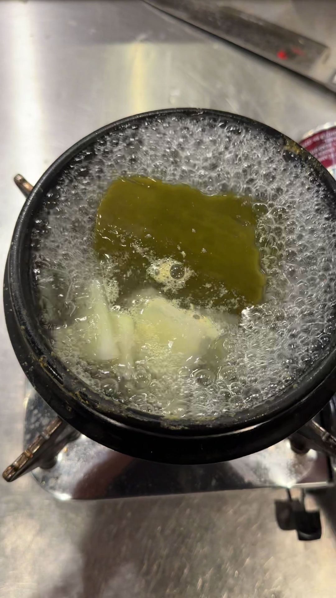 Boil rice water, dried kelp, and Korean radish 