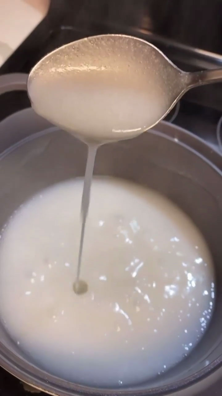Boiling rice flour with water until thickened