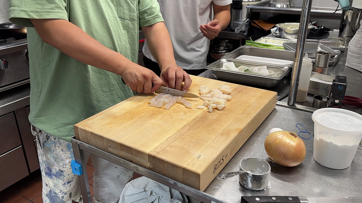 Preparing scallops and shrimps 