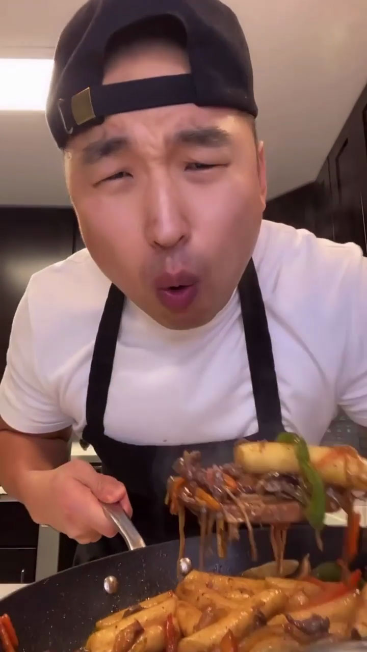 Chef Chris Cho making royal court tteokbokki 