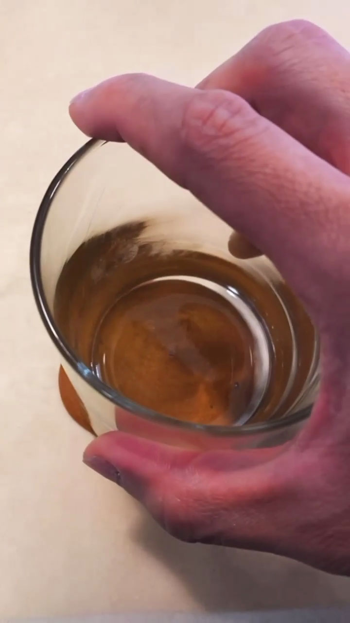 Flatten the melted sugar using an oiled glass bottom 