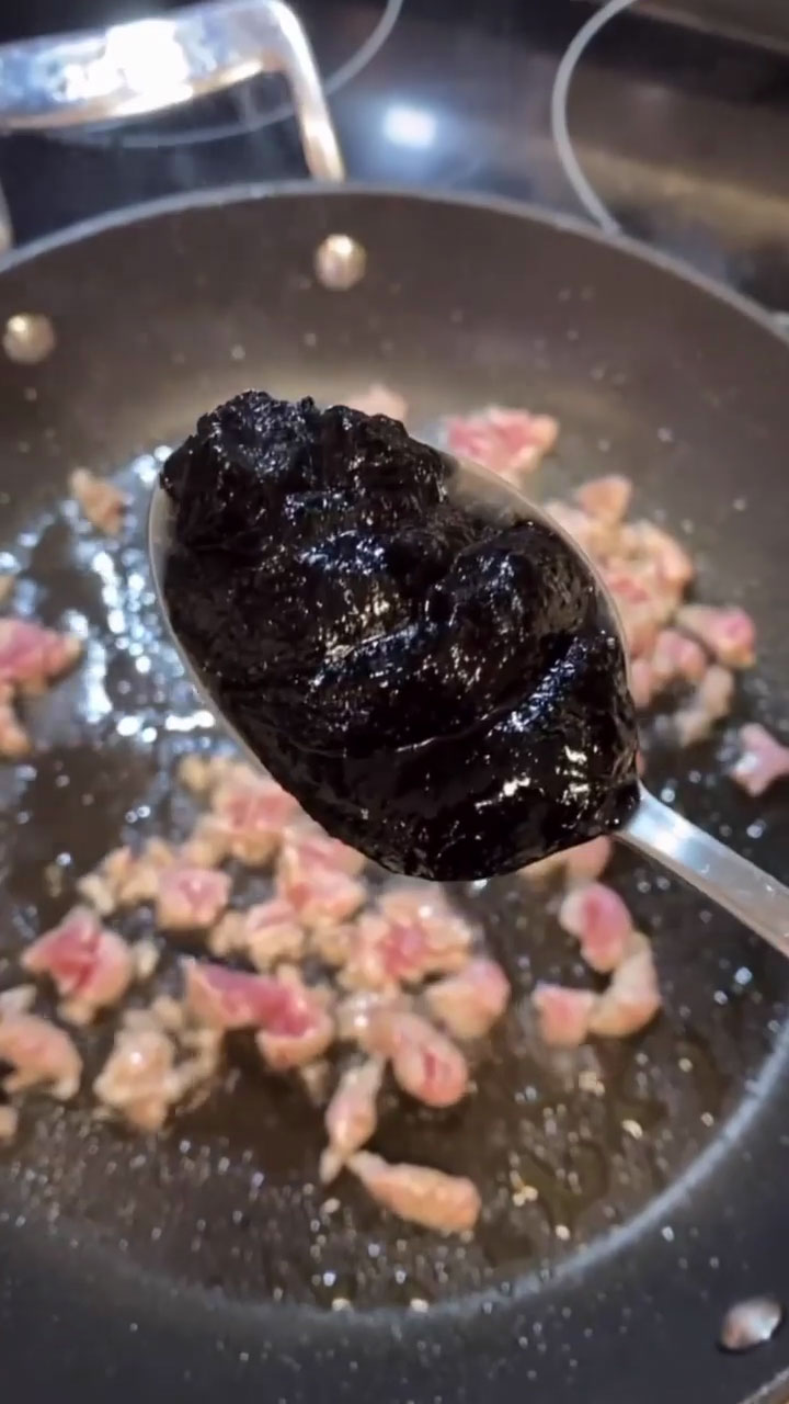 Sauteing the pork and adding black bean sauce 
