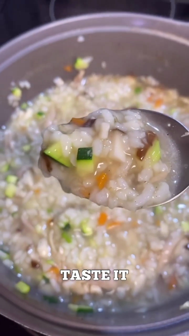 Add the vegetables and season the porridge to your liking 