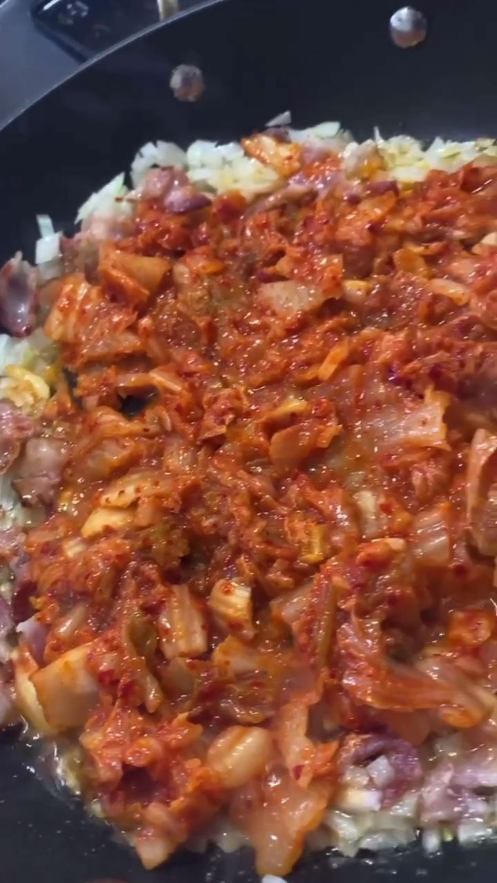 Sauteing bacon, onion, and kimchi 