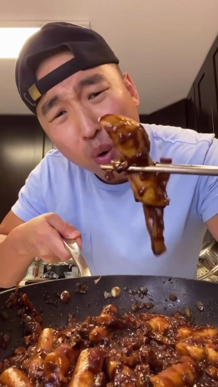 Chef Chris Cho making Jjajang Tteokbokki
