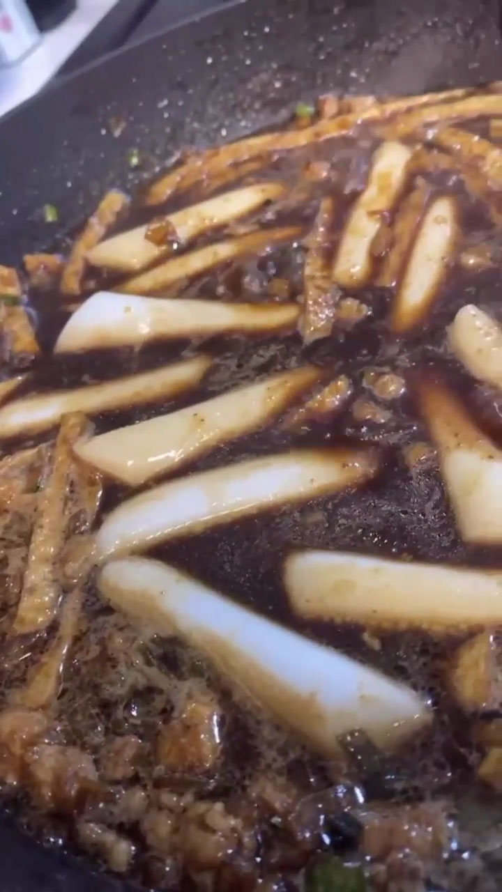 Add water, fish cakes, and rice cakes and bring to a boil