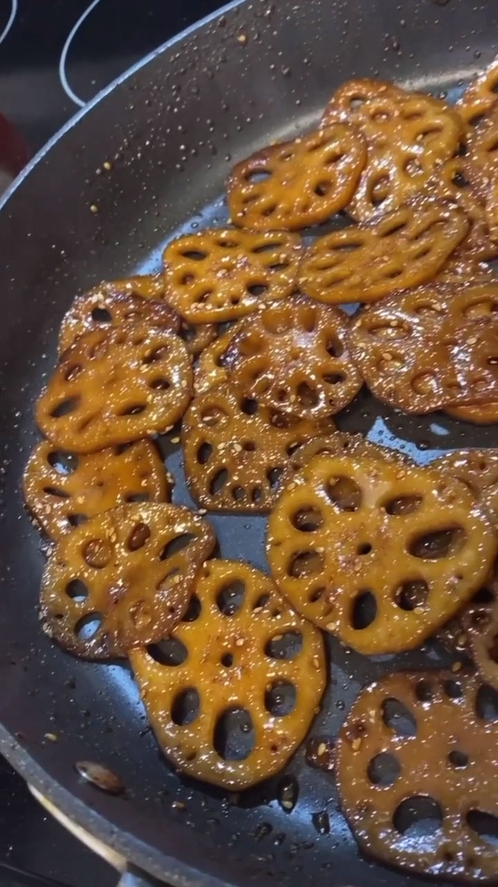 Make the lotus root glossy by adding honey and corn syrup 