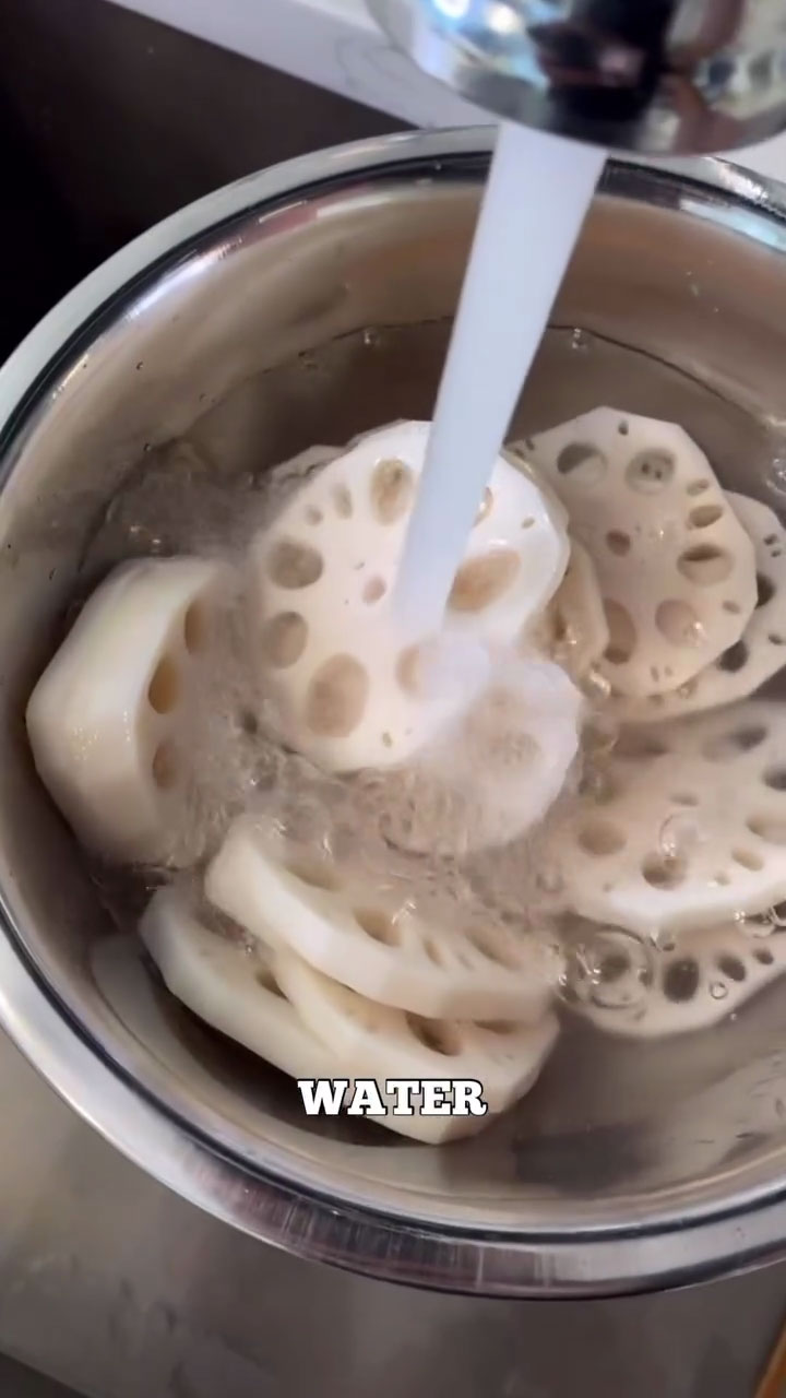 Slice, wash, and soak the lotus root