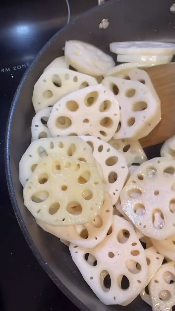 Stir-fry the lotus root 