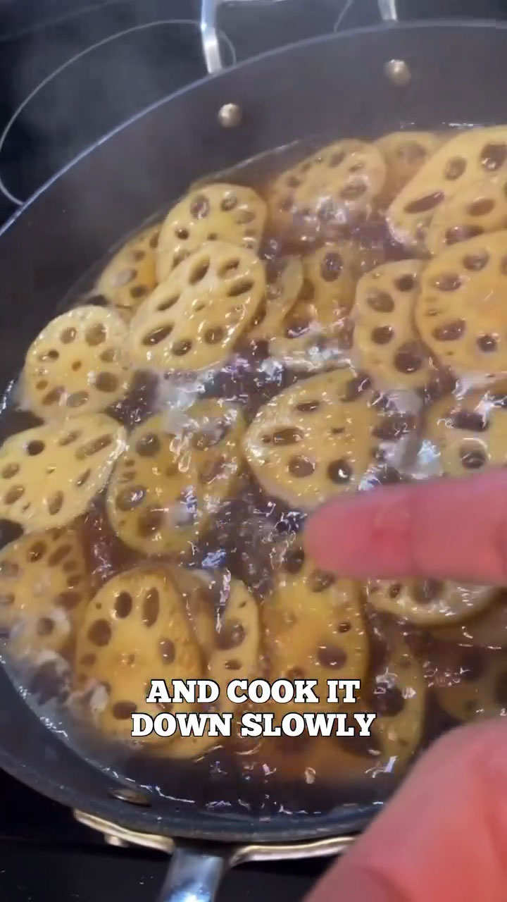 Braise the lotus root in dashi stock 