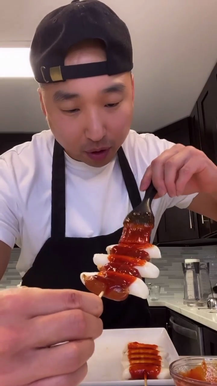 Brush the sauce into the skewered rice cakes 