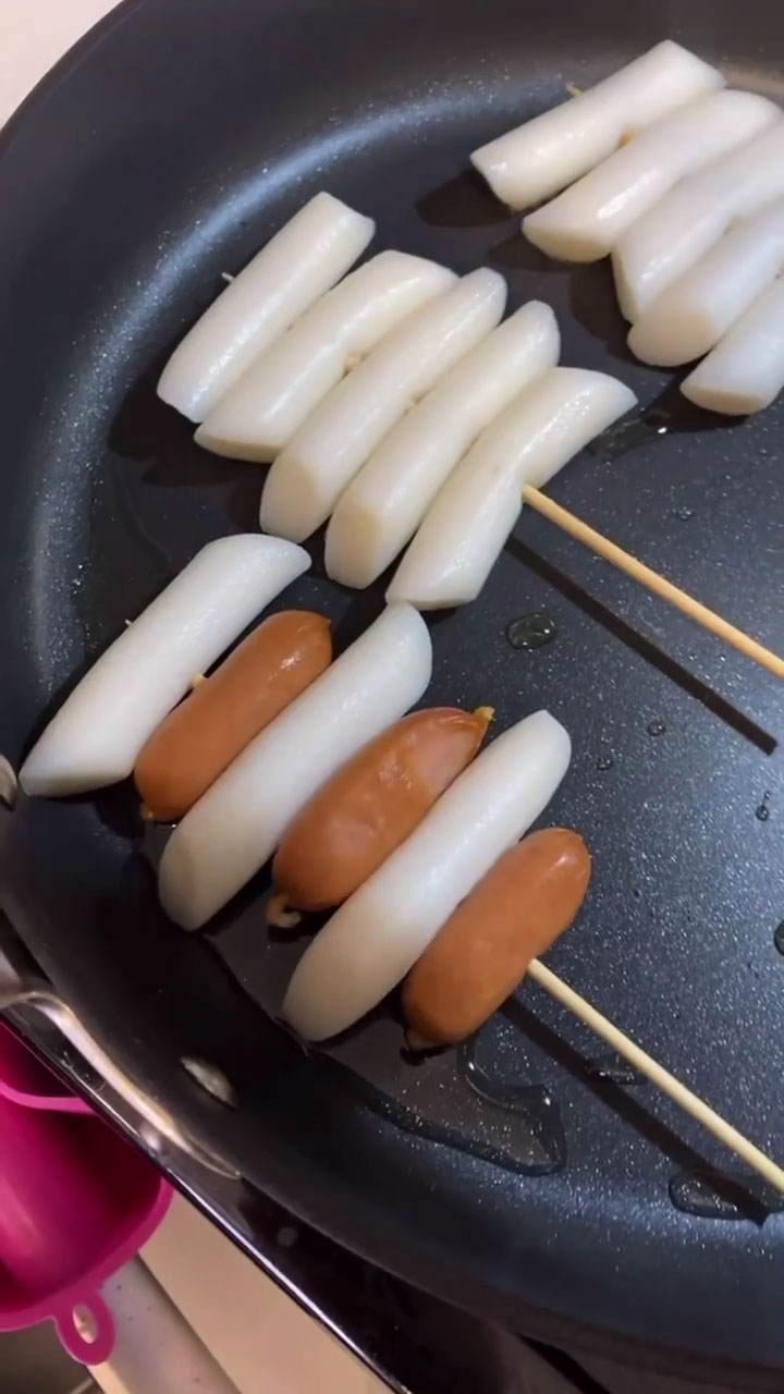 Skewer the rice cakes and pan fry them