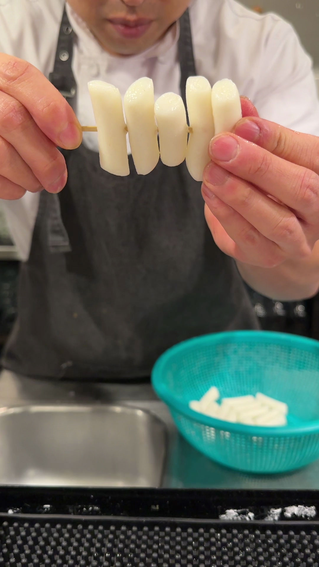 Stick rice cakes into the skewers 