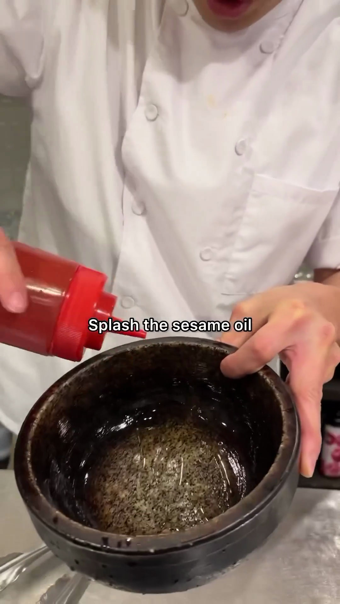 Put sesame oil on stone pot