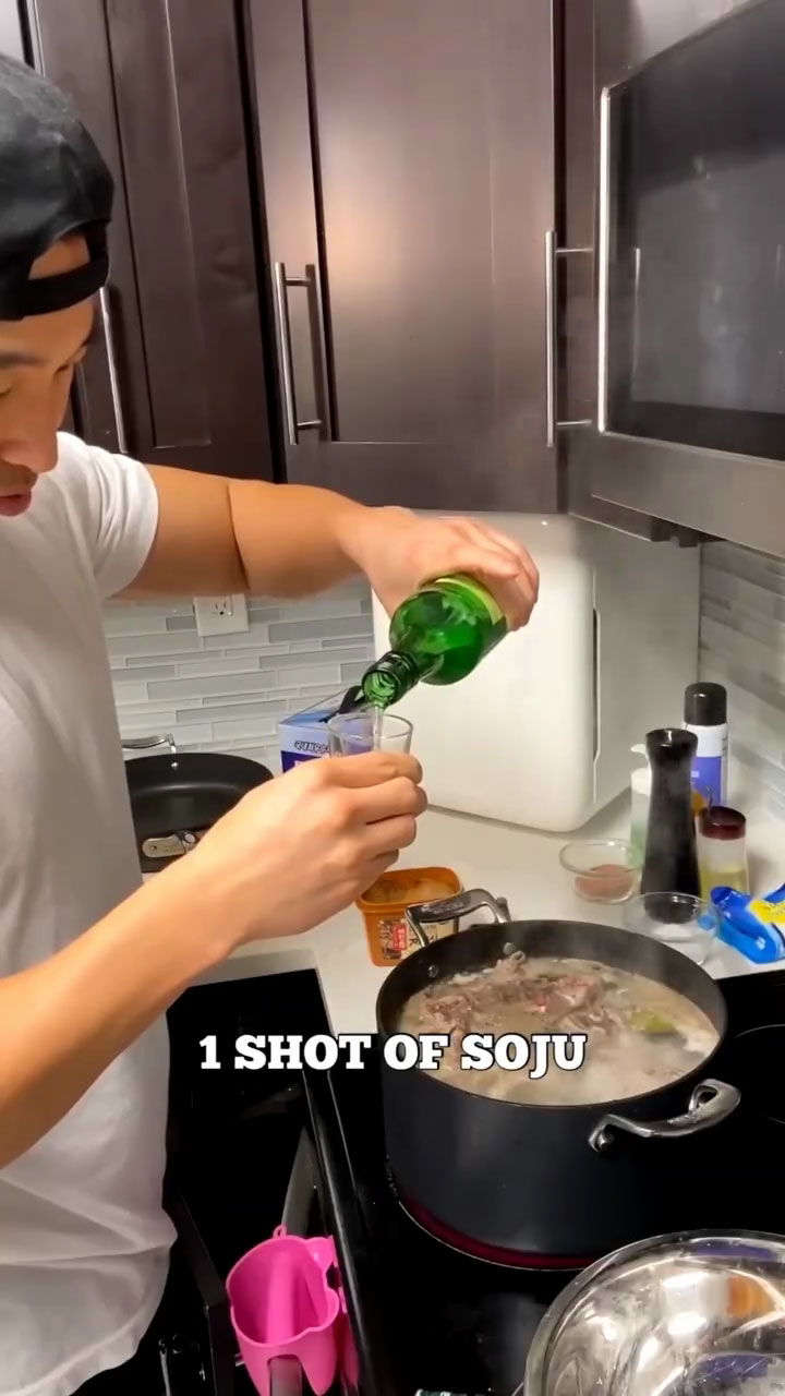 Using soju to blanch pork bones 