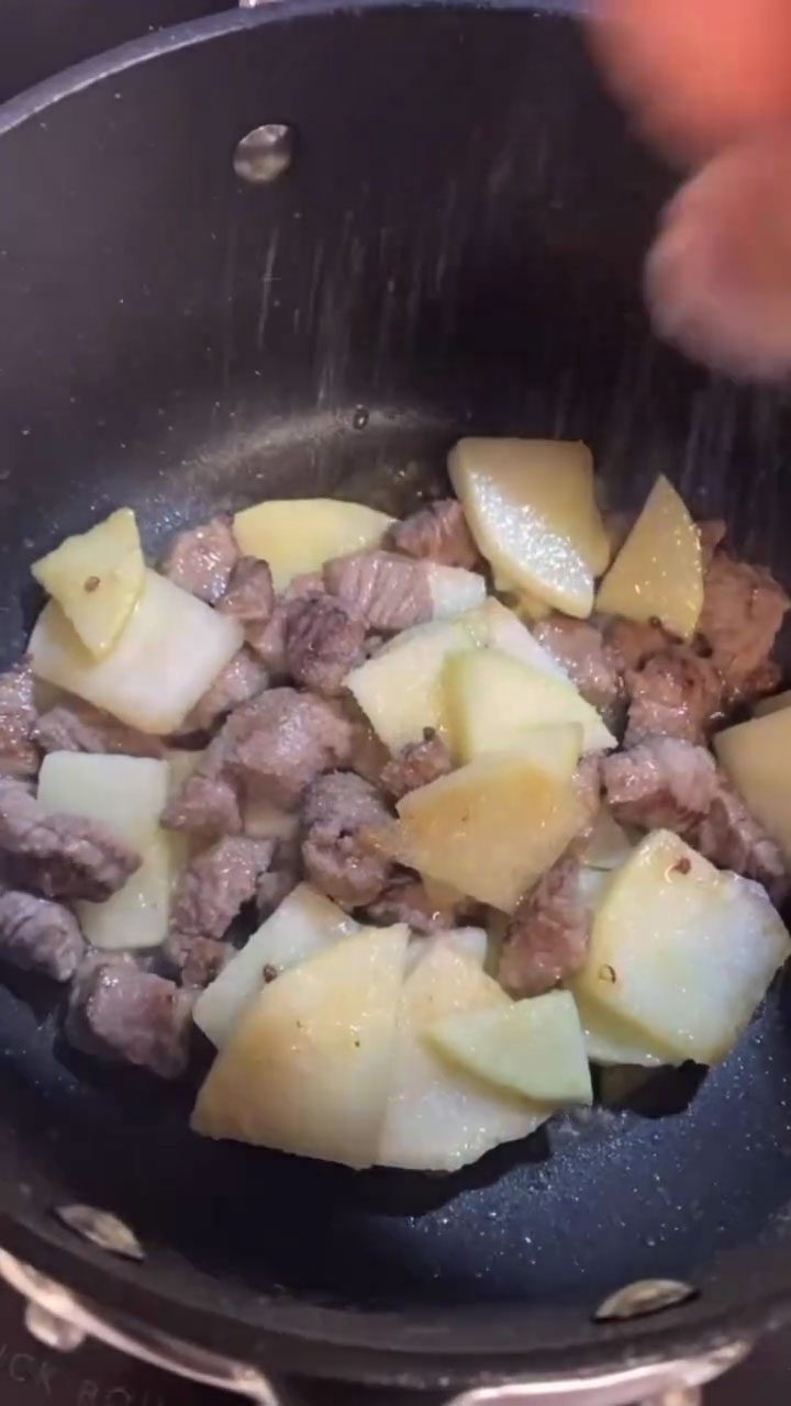 Sauteing beef and radish