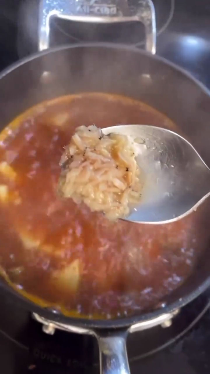 Seasoning the soup with salted shrimp 