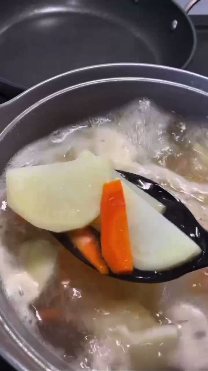 Boiling the potatoes and carrots in anchovy soup stock 